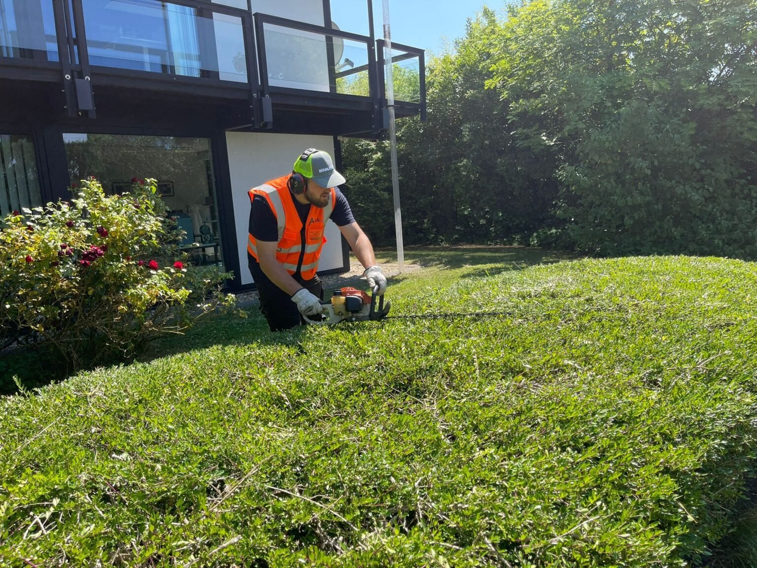 Professionell gestaltete Garten- und Außenanlage mit Pflasterarbeiten und Grünflächen von AGAbau in Deutschland