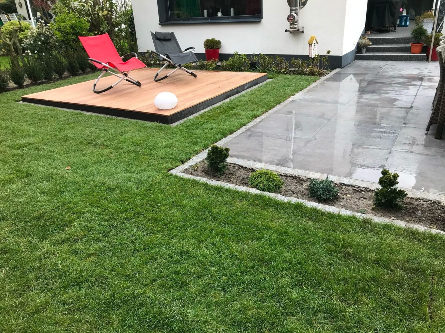 Professionell gestaltete Garten- und Außenanlage mit Pflasterarbeiten und Grünflächen von AGAbau in Deutschland