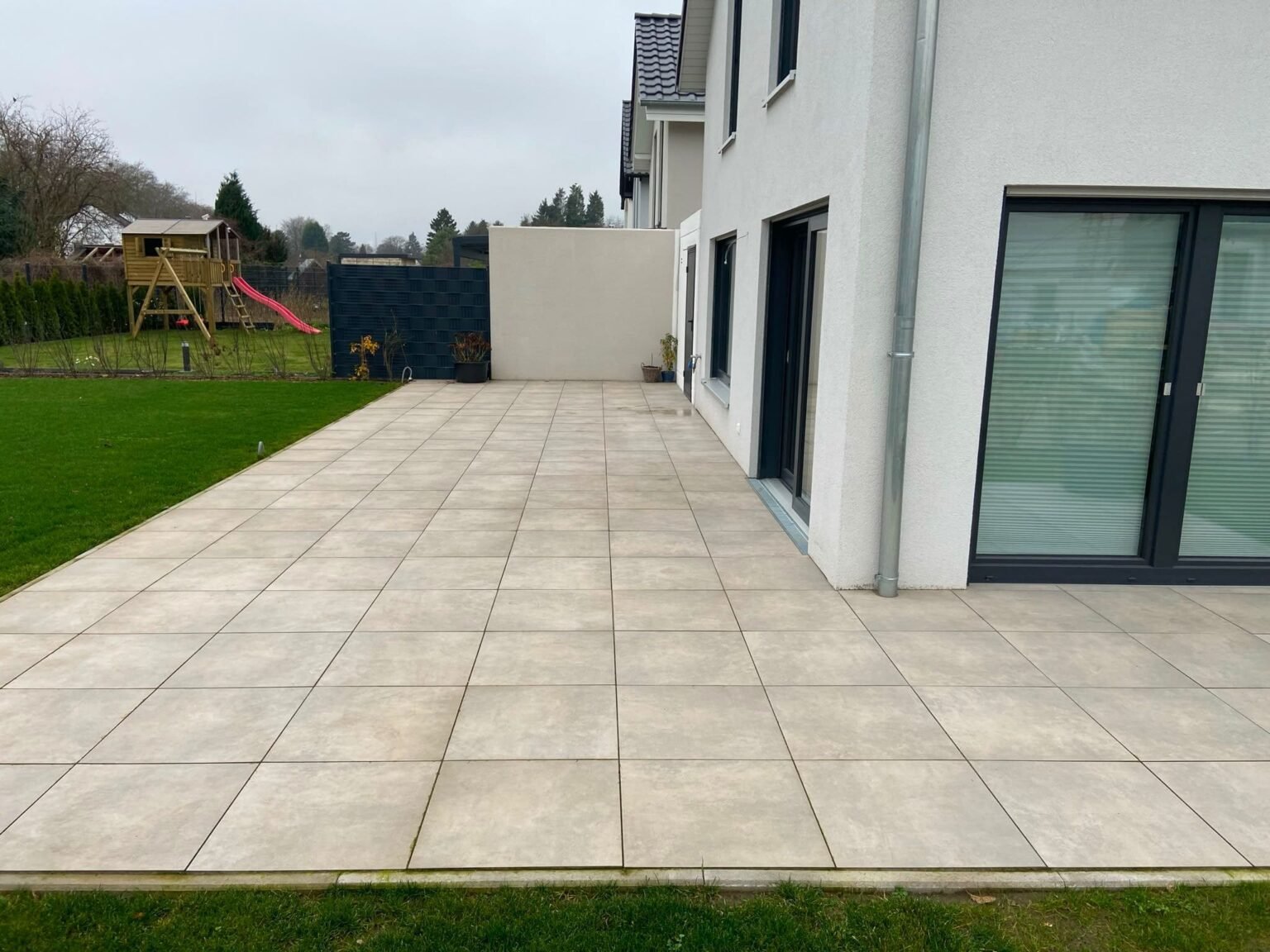 Professionell gestaltete Garten- und Außenanlage mit Pflasterarbeiten und Grünflächen von AGAbau in Deutschland